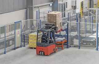 Pallet conveyor systems are versatile, modular and adaptable to any warehouse layout