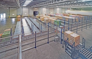 Pallet conveyors can supply an area equipped with preload flow channels by means of a transfer car