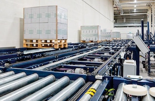 Pallet conveyor systems move goods quickly and safely Pallet conveyor systems move goods quickly and safely