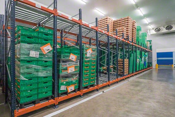 The use of gravity flow racks in cold stores brings down energy consumption