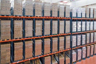 Pallet flow racks are very useful in facilities with many pallets per SKU