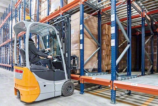 The forklift truck inserts the pallet through the highest part of the live racking