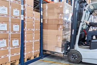 The pallet is removed from the unloading aisle of the pallet flow racking unit