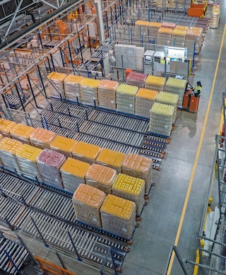 Pallet flow channels at floor level are the perfect solution for dispatch areas