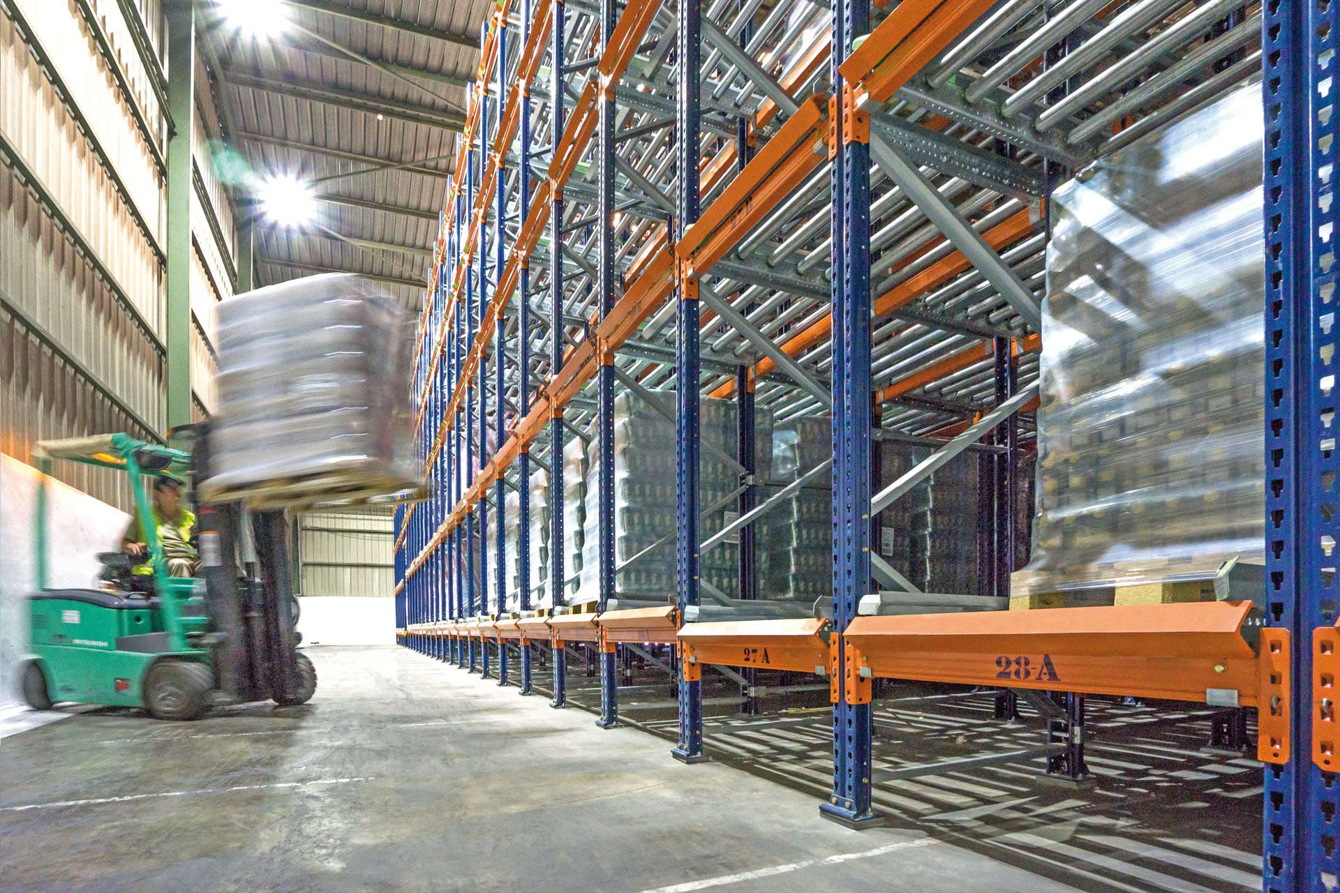 The pallet flow rack is usually loaded and unloaded with forklifts