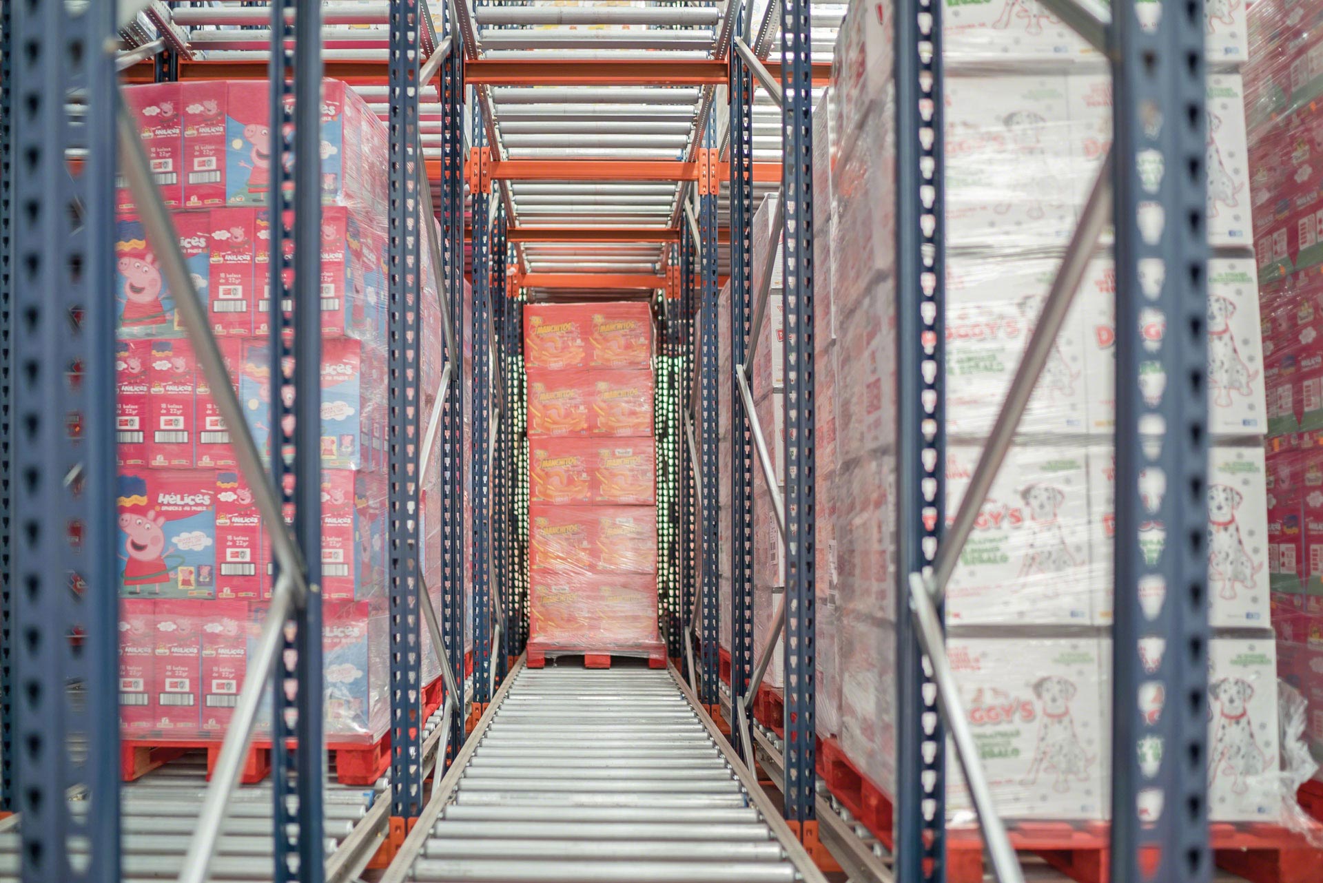 The pallets slide inside the storage channels of the pallet flow rack by gravity