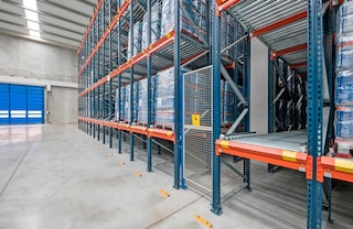 In pallet flow rack systems, passageways can be formed for repairs or maintenance work