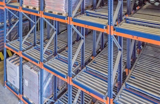 Pallet retainers facilitate retrieval operations