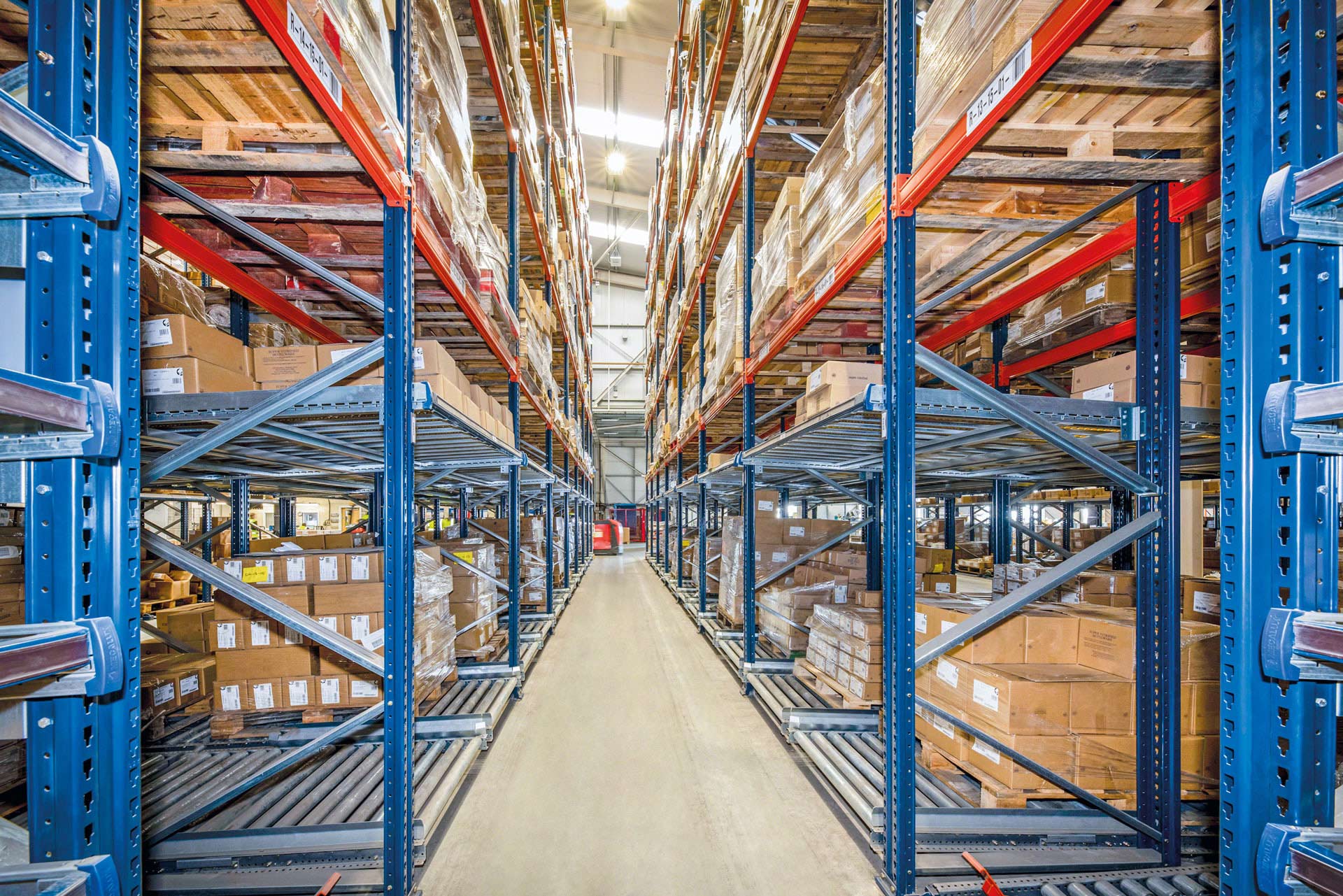It is possible to combine selective pallet racking with pallet flow racks on the lower levels