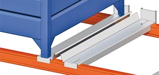 Container support bar for pallet racking