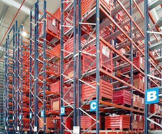 Adjustable pallet racking can also accommodate containers