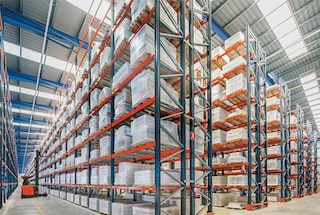Selective pallet racking offers multiple advantages, including direct access and great versatility Selective pallet racking offers multiple advantages, including direct access and great versatility