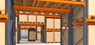 Ground-level safety passageway in industrial pallet racking