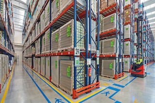 Floor markings in the working aisles enhance safety in facilities with pallet racking