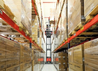 An order picker operates in narrow-aisle pallet racking