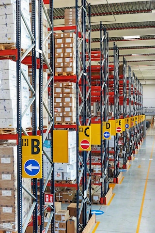 Aisle signs optimise the identification of pallet racks