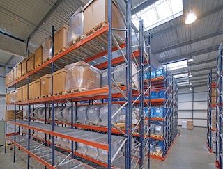 Mesh shelves are placed directly on the pallet rack beams