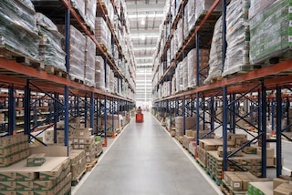 Selective pallet racking configured for picking from pallets on the lower level