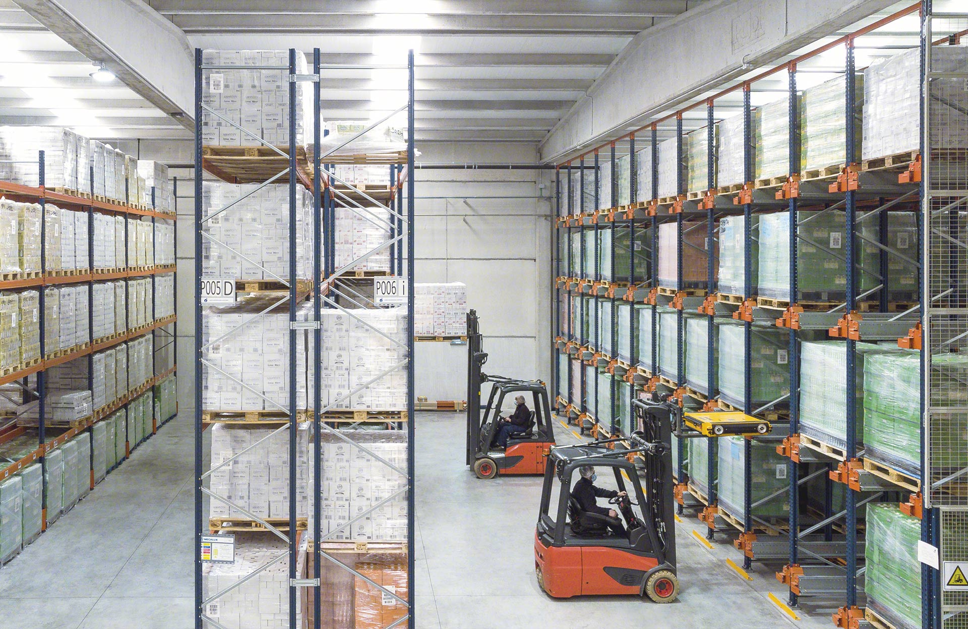 The Pallet Shuttle storage system can be combined with adjustable pallet racking