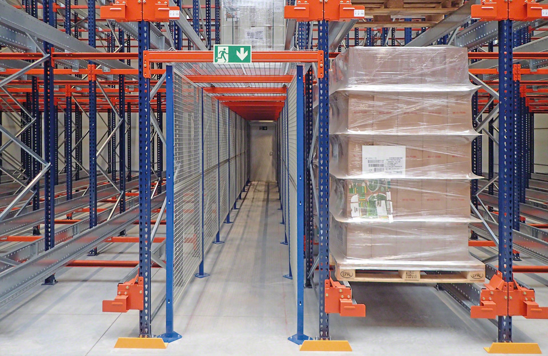 It is possible to install evacuation/maintenance passageways that run through the Pallet Shuttle racking