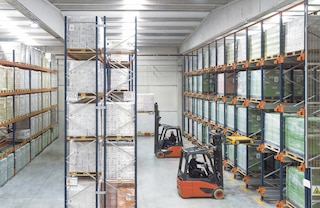 The Pallet Shuttle storage system can be combined with adjustable pallet racking