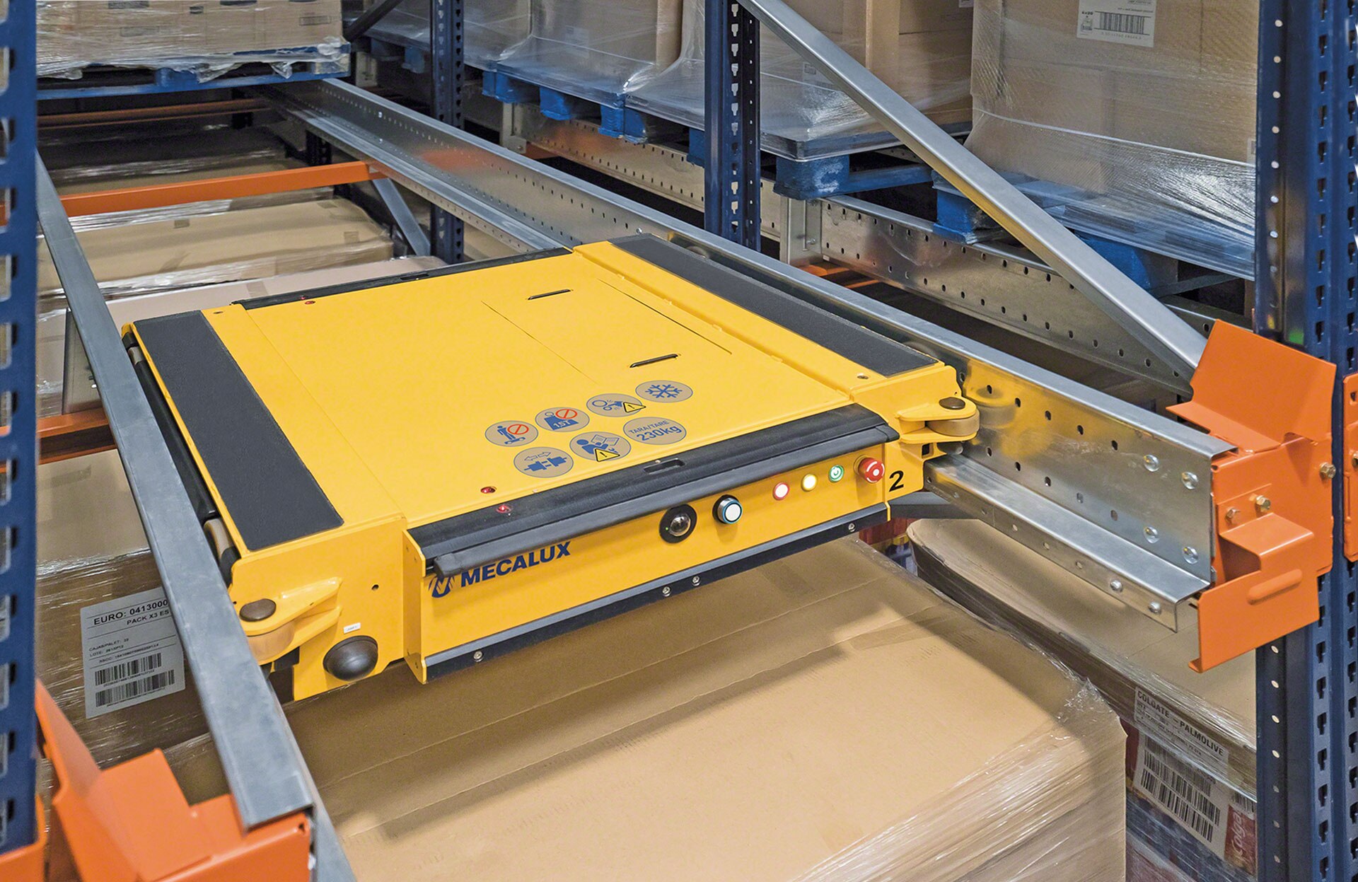 The Pallet Shuttle car runs inside the racking storage channels by means of support rails