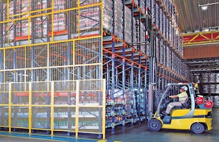 The lower level of the Pallet Shuttle storage system can be reserved for carton live picking