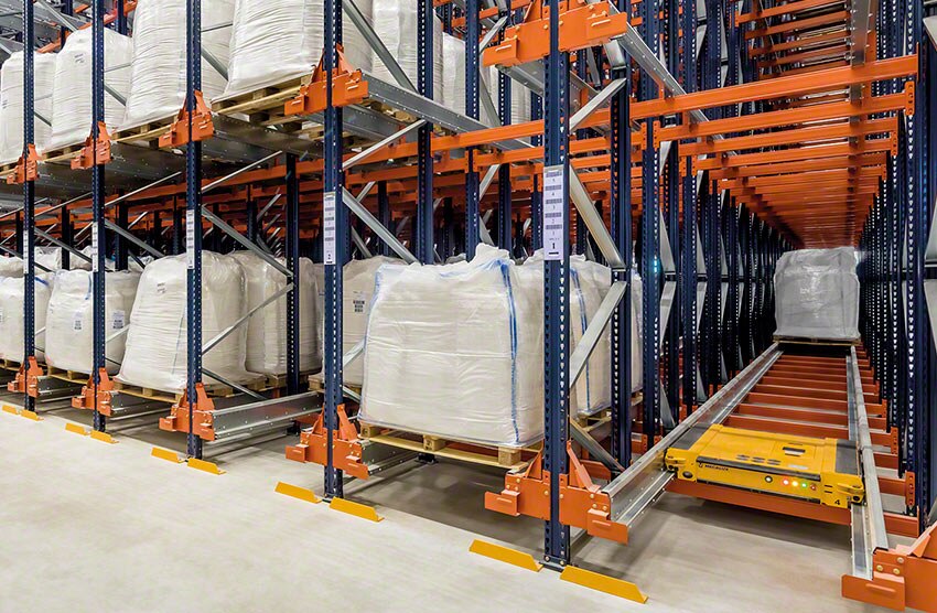 The Pallet Shuttle can work in racking more than 60 m deep
