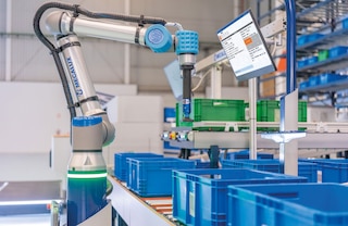 Picking robots pick items from one box and place them in another in a fully autonomous way