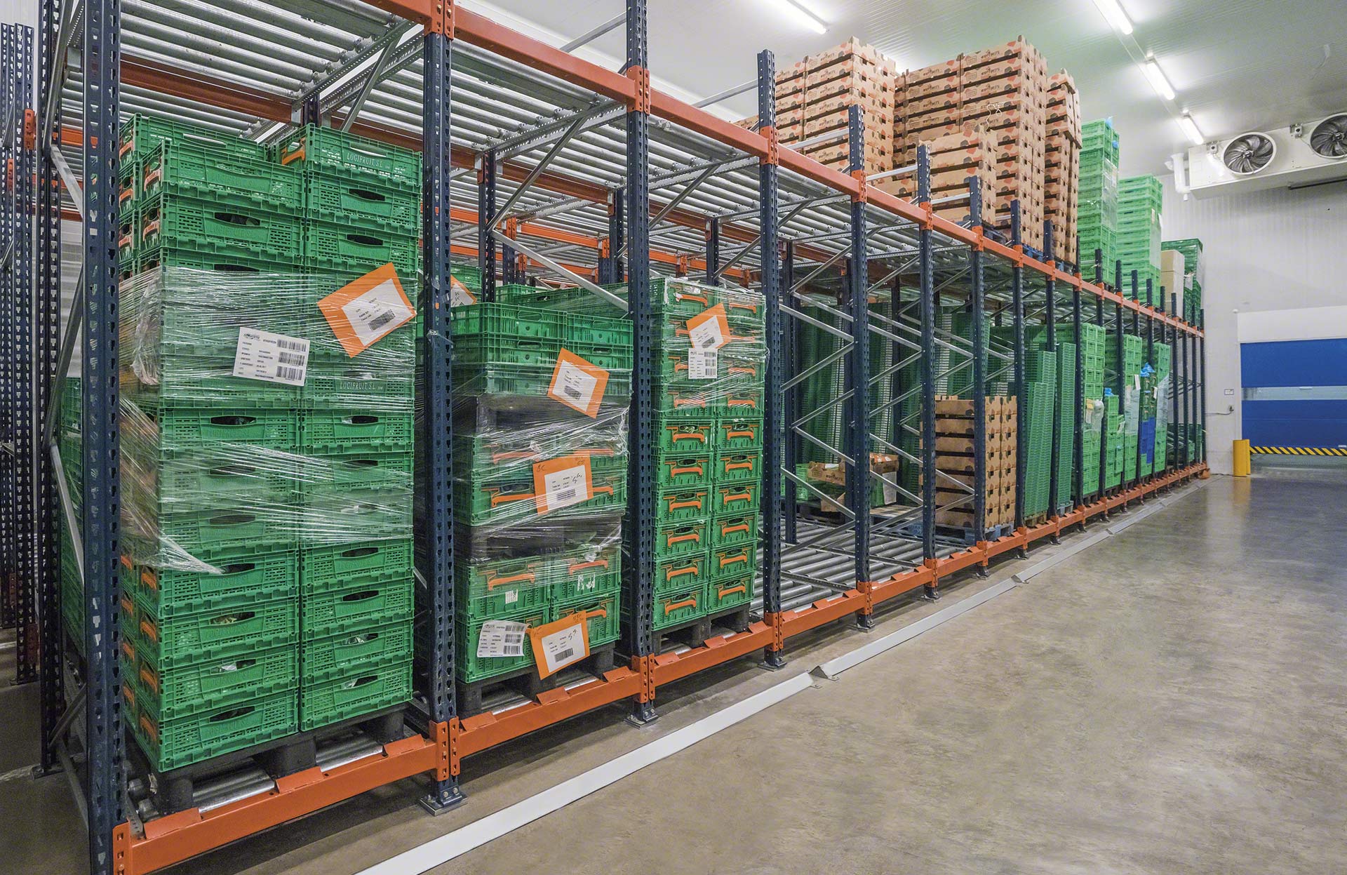 The push-back rack is ideal for freezer warehouses, as the carts are designed to withstand temperatures as low as -30 °C