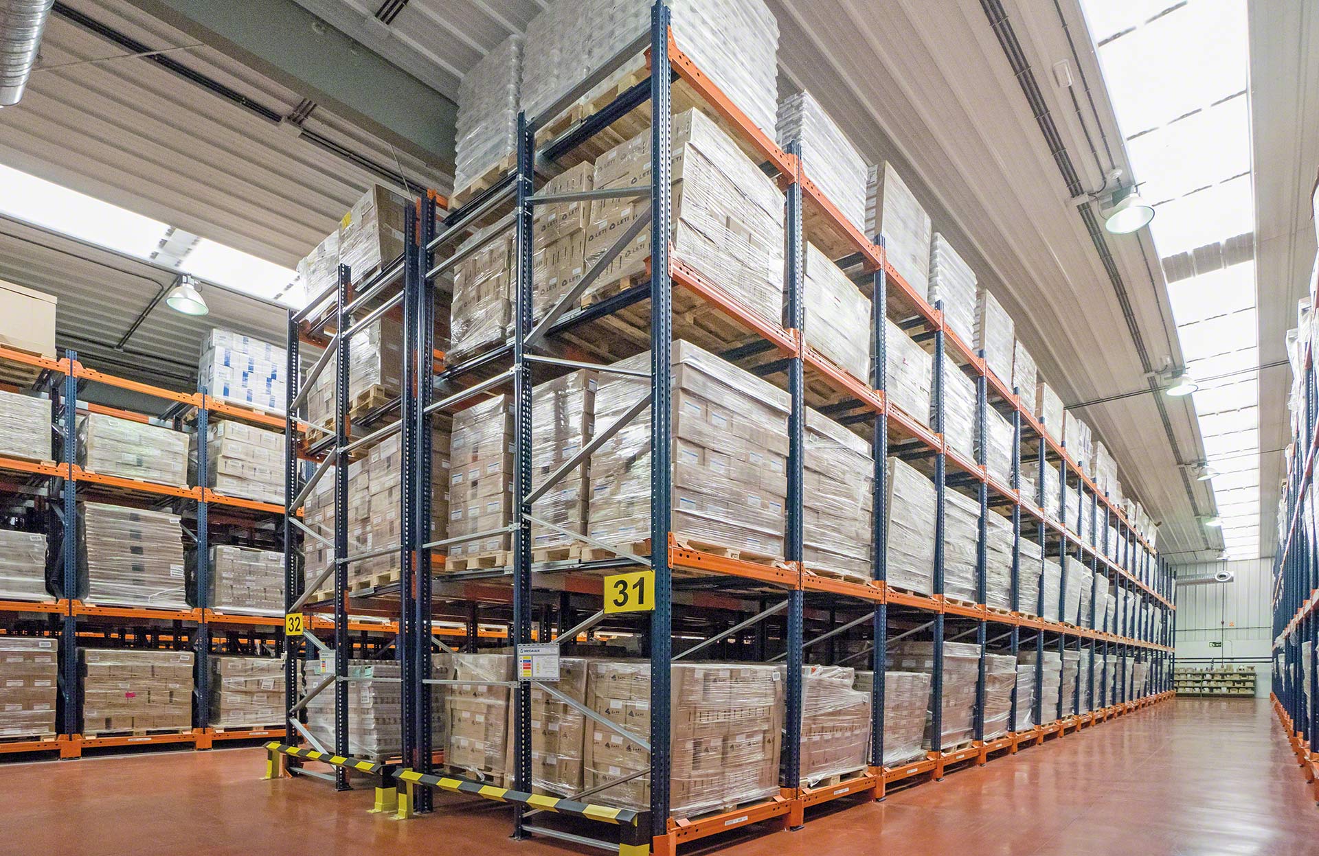 Push-back pallet racking enables pallet storage by accumulation