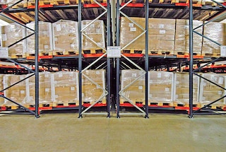 The rest of the pallets are stored by pushing back the pallet in the first position