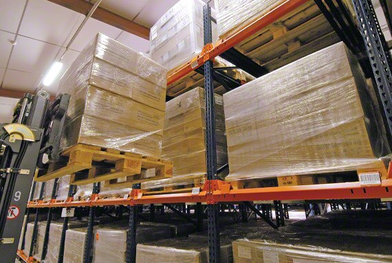 In the push-back system, the pallets move forward by gravity during the removal process