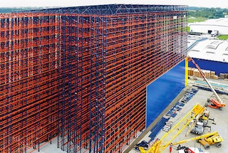 The cladding begins to be fitted once the first racks have been installed The cladding begins to be fitted once the first racks have been installed