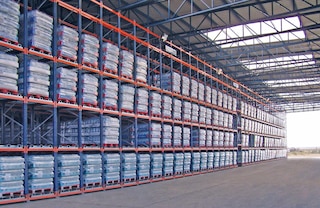Rack supported buildings can also be designed with racks managed by forklifts, e.g., pallet flow racking Rack supported buildings can also be designed with racks managed by forklifts, e.g., pallet flow racking
