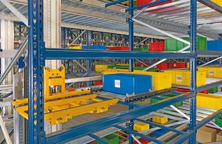 Box lifts move the unit loads between the ground level and the different storage levels