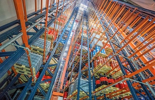 An automatic stacking crane can work at extreme heights (up to 45 m)