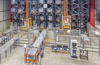 Safety partitioning restricts access to stacker crane operating areas