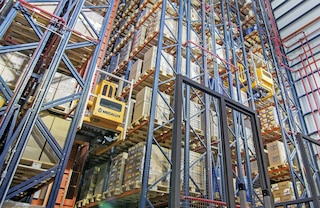 By leveraging available height and operating in narrow aisles, stacker cranes expand storage capacity