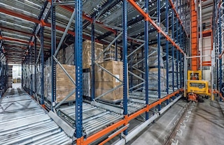 Stacker cranes can be employed with pallet flow racking