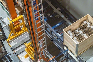 The conveyor transports the pallet to the end of the aisle