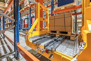 The extraction system places the pallet in the assigned position