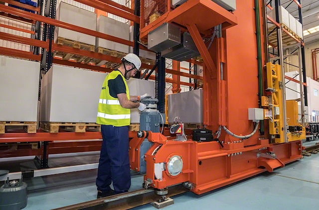 Mecalux’s maintenance services optimise warehouse availability and throughput