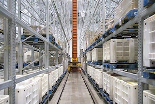 Mecalux’s trilateral stacker cranes can operate in cold-storage facilities