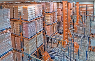 Automated trilateral stacker cranes make the most of warehouse height