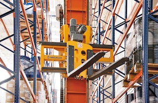 The trilateral fork extraction system makes it possible to deposit and retrieve pallets in three positions: two lateral and one frontal