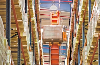 Trilateral stacker cranes do not require the installation of an upper guide base or upper guide rails