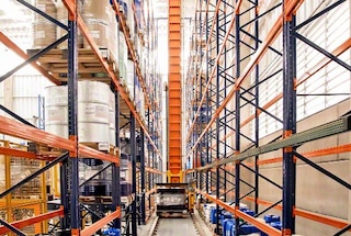 The stacking crane travels down the aisle to move the pallet to the assigned position