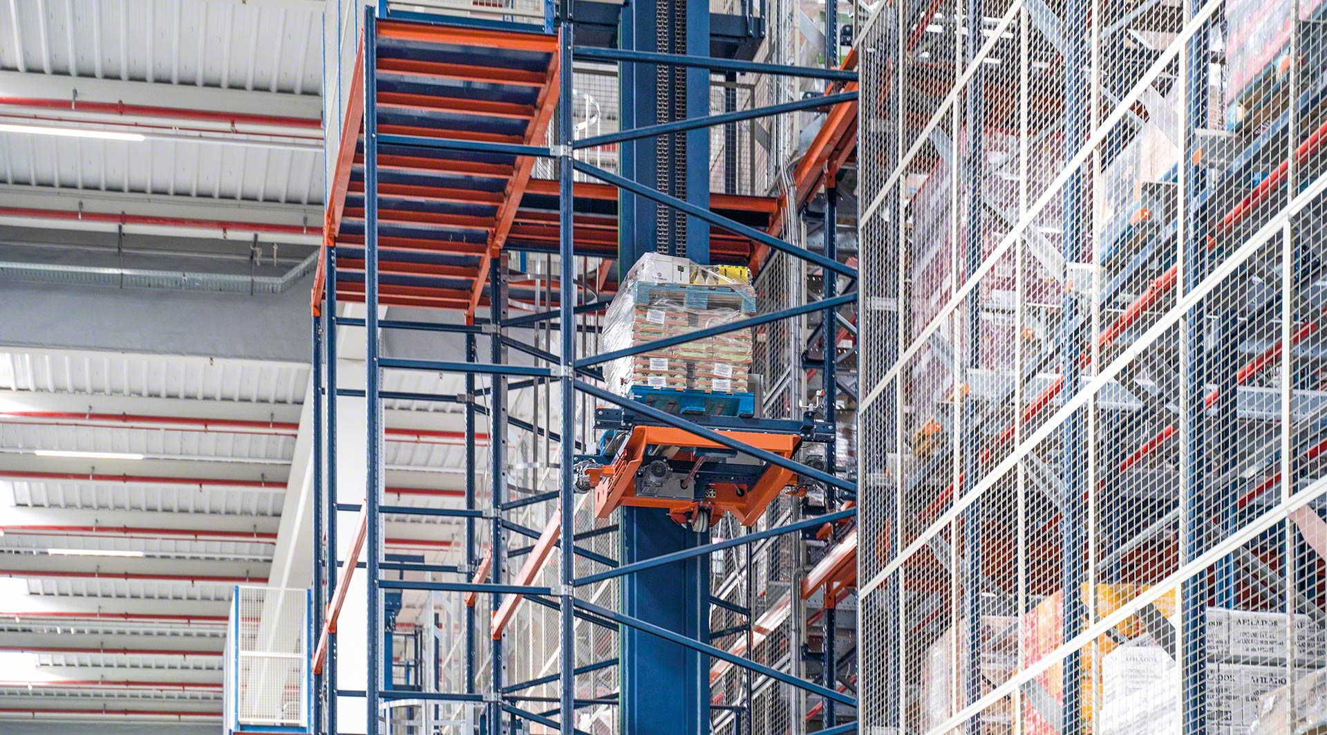 Vertical conveyors (pallet elevators) - Mecalux.com