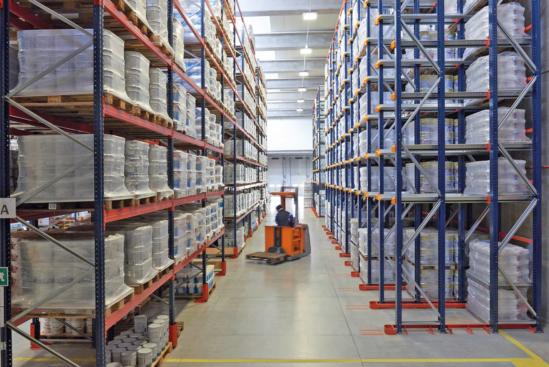 In order to optimize the operation of a warehouse, drive-in racks tend to be combined with other storage systems